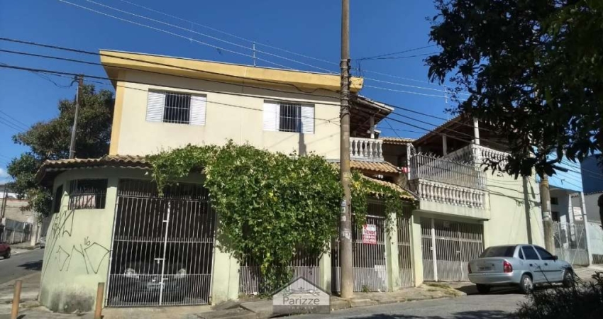 SOBRADO COM 3 CASAS DE RENDA DE ESQUINA