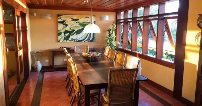 Bela casa em Ubatuba, 500m² a.u., 4 quartos (1 suíte), salas, varanda, cozinha, piscina, churrasqueira, vista p/ o mar e 2 vagas. REF 16.713 -