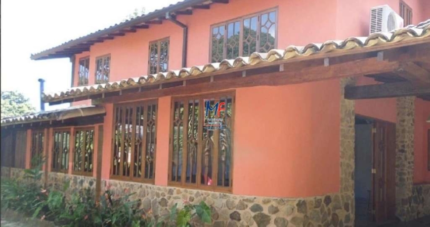 Excelente casa em cond. fechado no Centro de Ilhabela, 256 m² a.c., 450 m² a.t., 4 dormitórios (3 suítes), 2 vagas (REF 20.674)