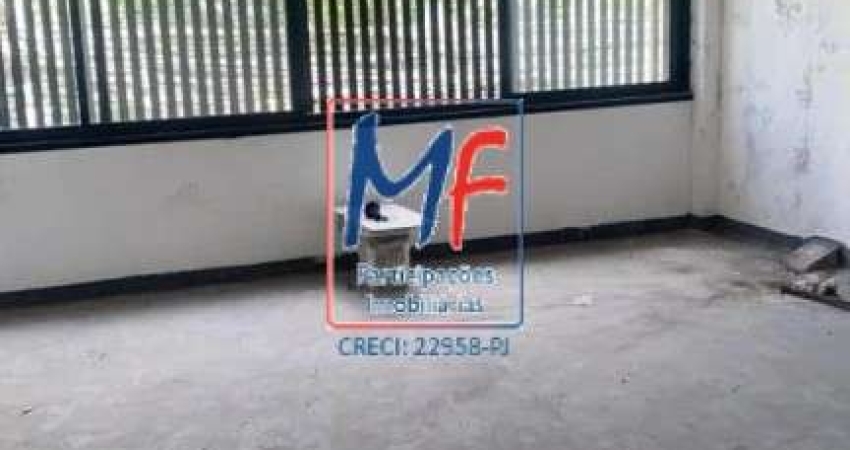 Excelente Galpão localizado no Brás, com 483 m²  área útil,  recém reformado , 2 salas administrativas e 4 banheiros. Bom para depósitos, oficinas, escritórios . REF 21.076