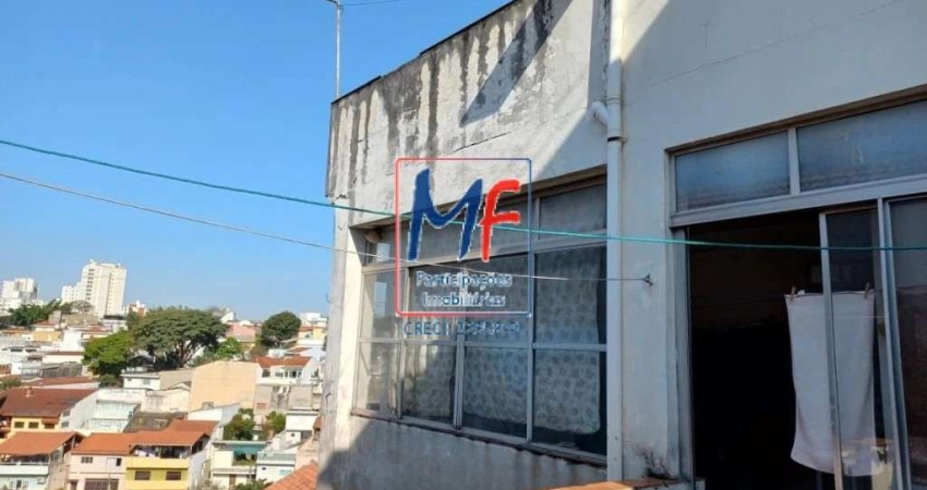 Casa localizada no Cambuci, com 211 m² de área útil, com 7 dormitórios, 2 banheiros, subsolo e dois terraços abertos  e garagem. Necessita de reforma. REF 21.325