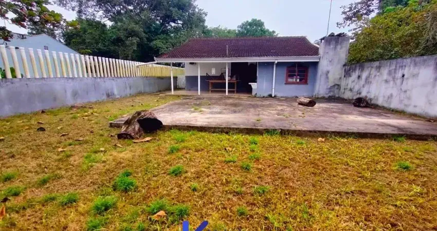 Casa com espaço de terreno no Atami