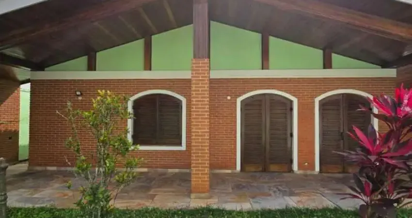 Charmosa casa terrea a apenas 150 metros da praia do tombo – guaruja/sp