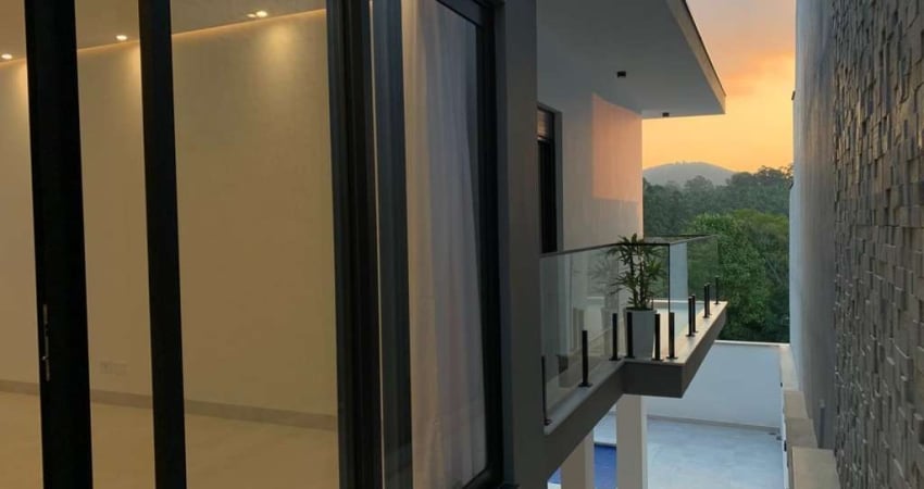 Casa de Condomínio Para Vender com 4 quartos 3 suítes no bairro Nova Caieiras em Caieiras
