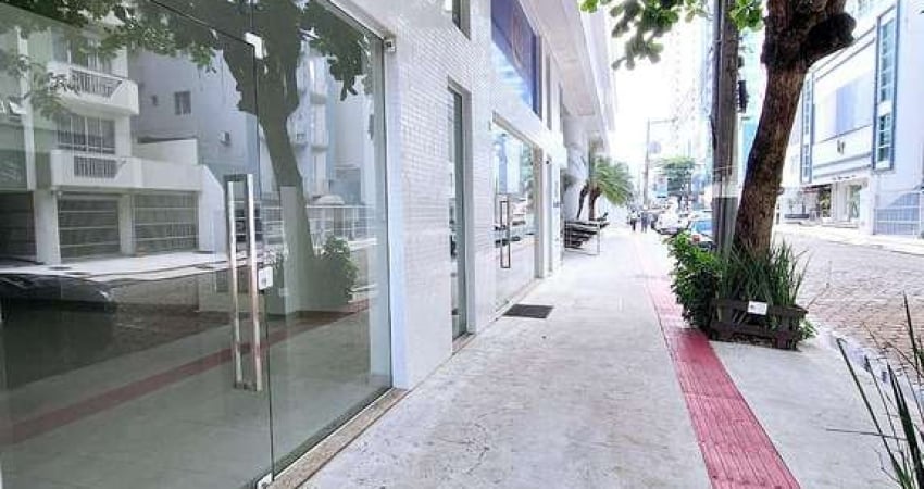 Ampla sala comercial com mezanino, lavabo e 01 vaga no Ed. Horus centro de Balneário Camboriú