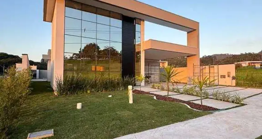 Casa Térrea de Alto Padrão no Caledônia com 04 Suítes e Hidromassagem