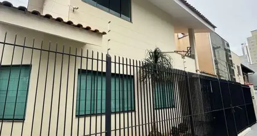 Casa locação anual 4 dormitorios, sendo 1 suite, Vaga para 3 carro, com piscina- Centro BC