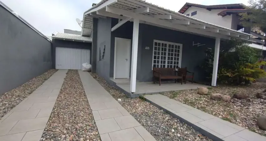 Espaçosa casa com 03 dormitórios sendo 01 suíte 03 vagas de garagem com 405m² de área total - praia dos amores