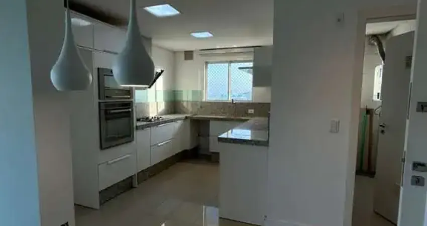 Aconchegante apartamento para locação na barra norte com 03 dormitórios suites, lavabo, 02 vagas de garagem e completa área de lazer e vista mar