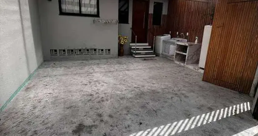 Belíssimo sobrado com 120m² privativos 04 dormitórios sendo 01 suíte 02 banheiros e garagem na parte alta de cordeiros em itajaí