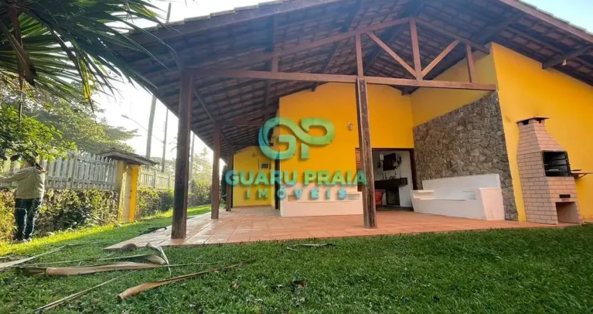 Casa ampla, térrea, 3 dormitórios sendo 2 suítes, sala para 2 ambientes com lareira, lavabo, cozinha, área de serviço, despensa