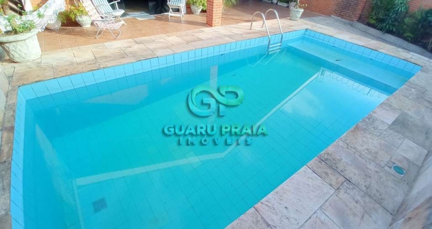 Casa com piscina em rua fechada