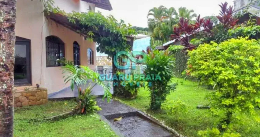 Casa com 6 quartos sendo 4 suítes, sala de jantar, sala de estar, sala de TV, 5 banheiros, cozinha armário planejado, lavanderia, churrasqueira, piscina, lindo jardim arborizado