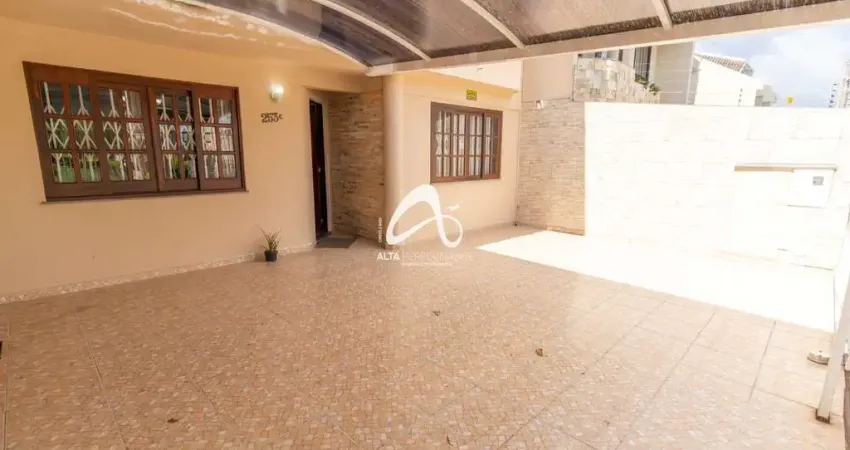 Sobrado semimobiliado de frente para a rua com área gourmet | 3 quartos (1 suíte) – Xaxim