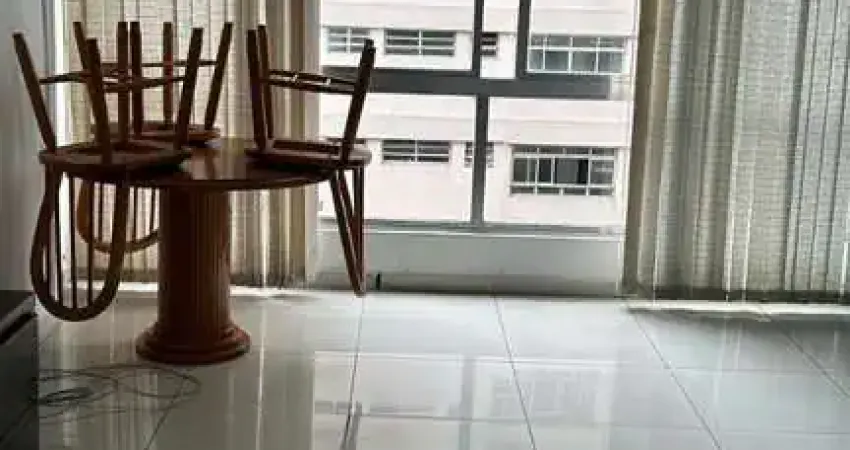 Apartamento à venda em Santos-SP, praia do Boqueirão: vista mar, 2 quartos, dependência de  empregada, 1 vaga, reformado. Aproveite!