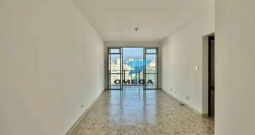 Apartamento à venda na praia das Pitangueiras com 3 dormitórios, 2 vagas e área de lazer.