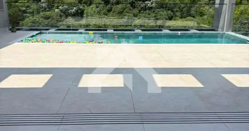 Casa em Alphaville: 3 Suítes, 5 Banheiros, 326m² à Venda