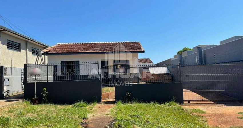 TERRENO CONTENDO UMA CASA, UMA CASA NOS FUNDOS E DUAS QUITINETES NO JD CANADA