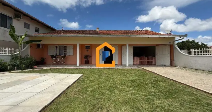 Casa semimobiliada com 308m² de terreno | 3 quartos (1 demi-suíte) | apenas 450m do mar | meia praia, navegantes/sc