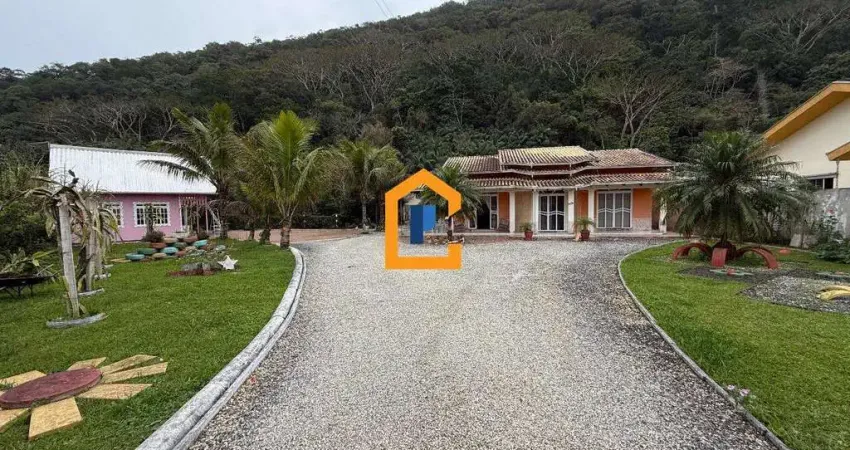 Chácara com 45.127m² sobre ela está construído uma casa com 3 quartos (1 suíte), piscina e 2 chalés independentes da casa, no bairro gravatá de penha