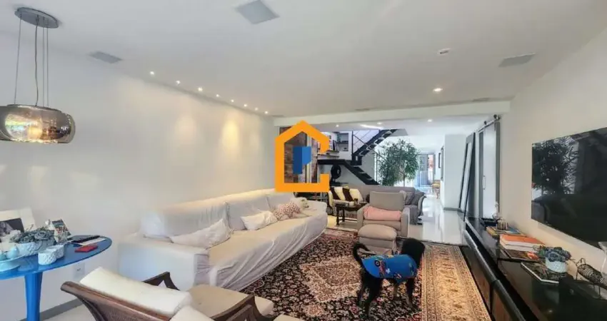 Cobertura duplex (lâmina) decorada por arquiteto, com 350 m² de área construída, localizada à uma quadra da praia.