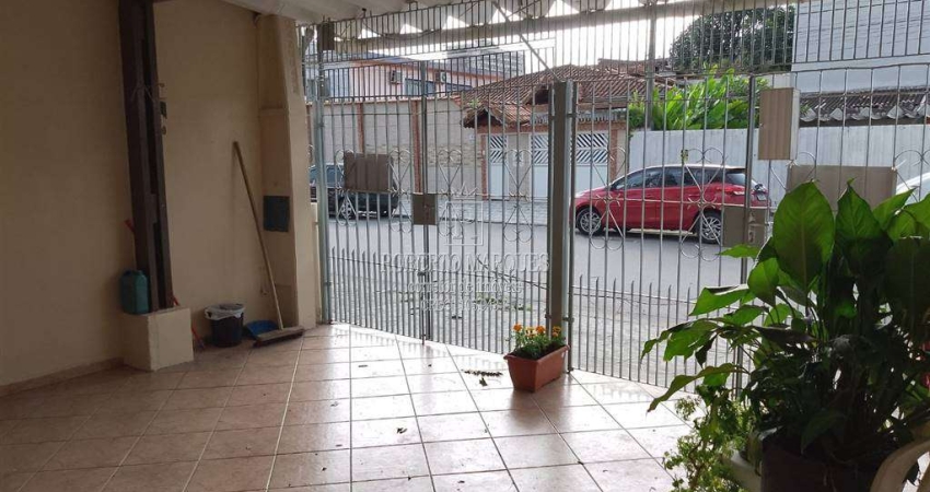 Casa Geminada no Centro do Boqueirão, ideal para moradia e principalmente para Comércio, com 2 dormitórios, 1 suíte, e uma edicula com dormitório 2 vagas de garagem e totalmente reformada.