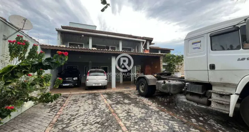 Luxuoso Sobrado à Venda em Corumba, Itanhaém - 6 Dorms, Piscina, Garagem para 6 Carros!