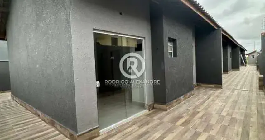 Casa à Venda em Itanhaém - 2 Dormitórios, Suíte, Piscina e Garagem por R$ 239.000