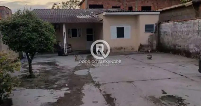 Casa em Laranjeiras, Itanhaém - 2 Quartos, Suíte, Garagem para 4 Carros e Quintal por R$ 165.000