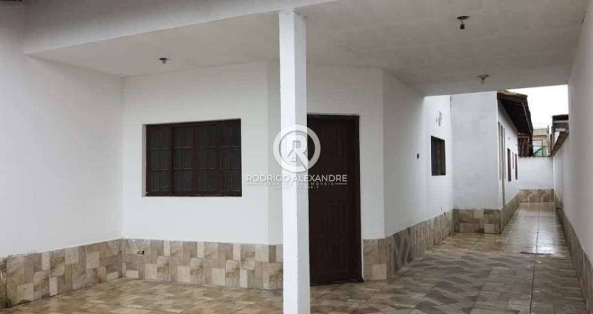 Casa Geminada à Venda em Savoy, Itanhaém - 2 Dormitórios, 1 Suíte e Quintal por R$ 270.000