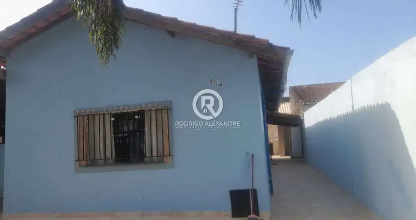 Casa à Venda em Itanhaém - 3 Dormitórios, Suíte, Piscina e Área de Lazer por R$ 318.000