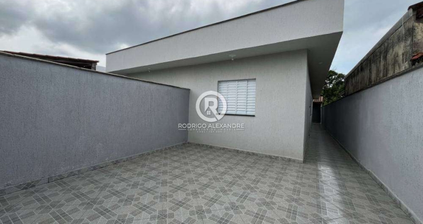 Casa à Venda em Itanhaém - 2 Dormitórios, Suíte e Quintal - R$ 265.000