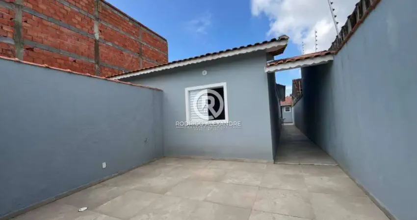 Casa em Itanhaém à Venda - 2 Quartos, Suíte, Piscina e Área de Lazer por R$ 350.000