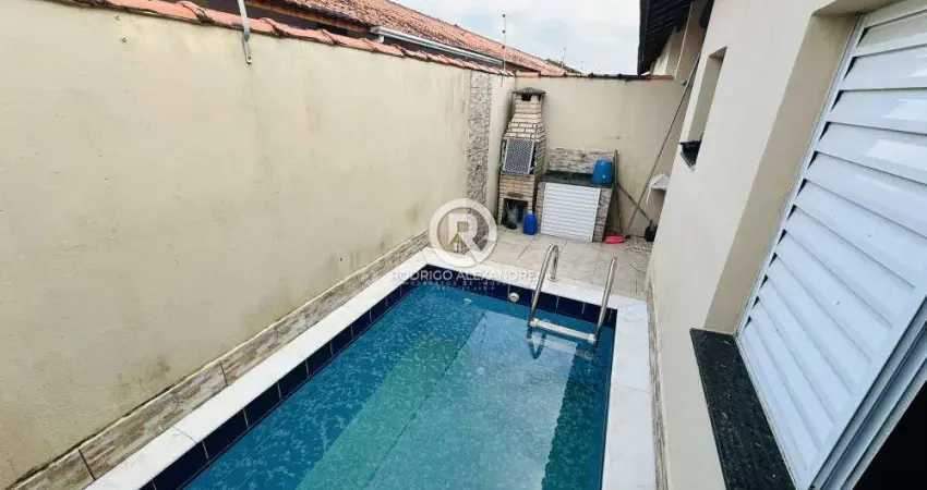 Charmosa Casa em Condomínio com 2 dormitórios, piscina e garagem em Itanhaém - À Venda