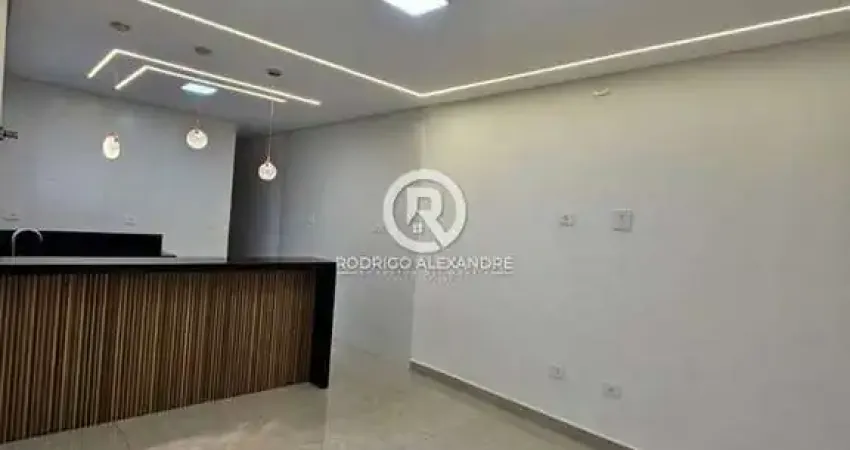 Casa à Venda em Mirim, Praia Grande - 2 Suítes, Churrasqueira e Garagem por R$ 597.000