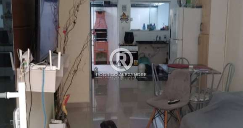 Casa Geminada à Venda no Villagio Itanhaém - 2 Quartos, Piscina e Garagem por R$ 250.000!