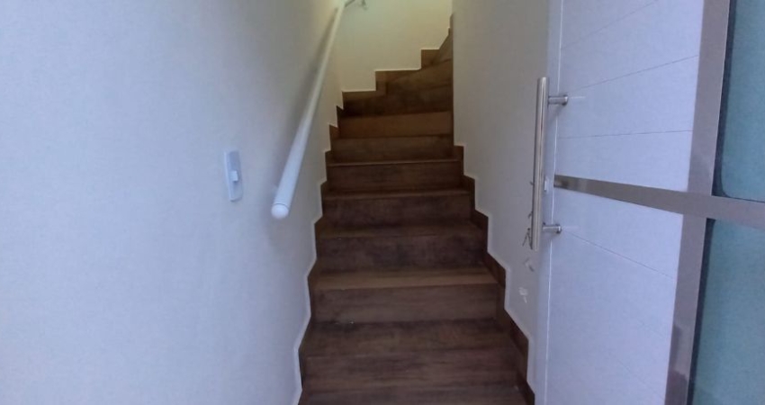 Linda casa sobreposta  de condomínio Vila Caiçara com 2 dormitórios 1 vaga 400 metros da praia