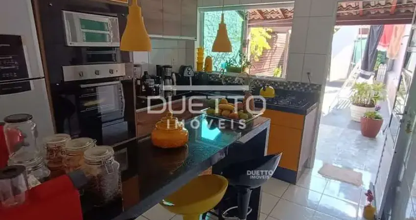 Sobrado de 03 dormitórios, à venda no Jardim São Pedro, Mogi das Cruzes - SP