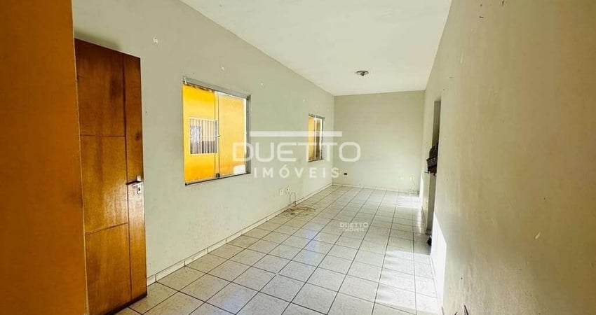 Casa de condomínio com 02 dormitórios e quintal, à venda na Vila São Sebastião, Mogi das Cruzes - S