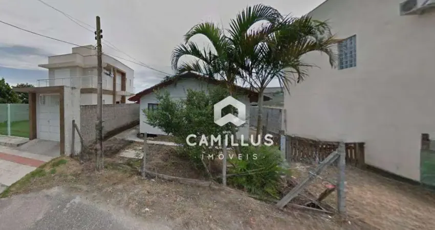 Terreno com casa de madeira à venda, 360 m² por R$ 479.000 - Carianos - Florianópolis/SC