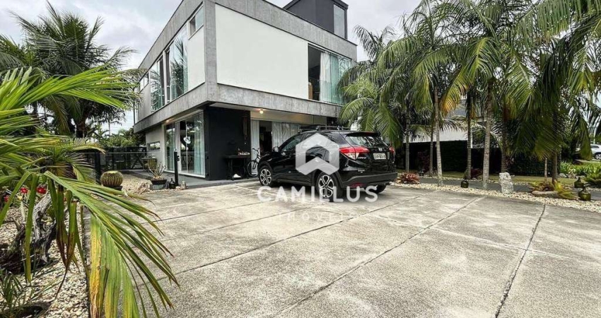 Casa em Condomínio com 3 Suítes