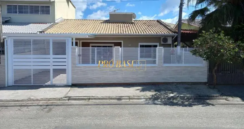 Casa com 2 quartos à venda na Rua das Perobas, 87, Madri, Palhoça
