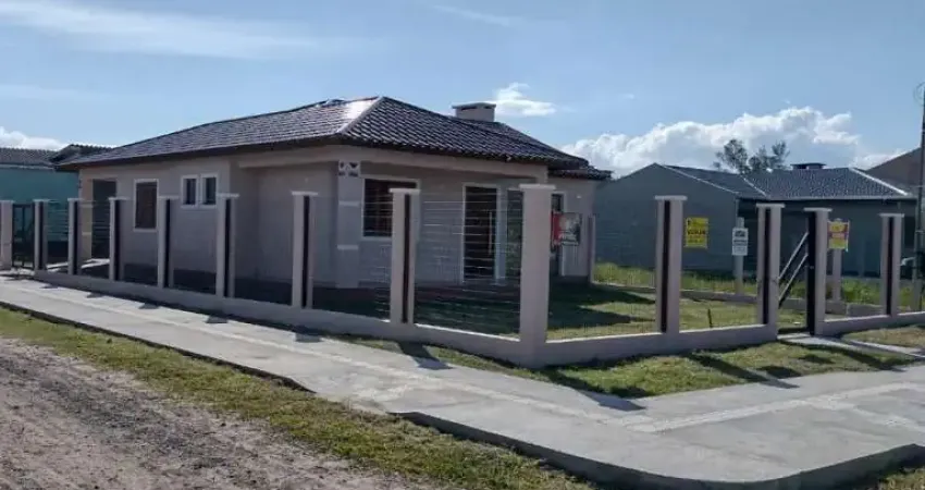 Casa a venda,  3 quartos, sendo 1 suíte, churrasqueira e garagem coberta, próximo ao Mar