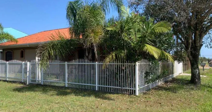 Casa com 3 quartos, sendo 2 suítes, churrasqueira e garagem fechada. Próximo ao MAR