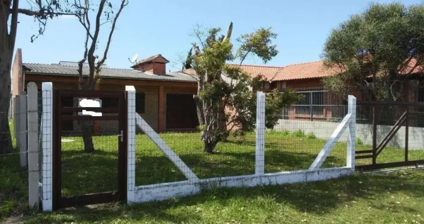 Casa com 4 quartos, Edícula e amplo pátio na frente, próximo ao mar