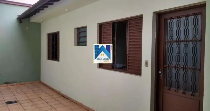 Com 3 dormitórios, sendo 1 suíte, possui 3 banheiros, 3 vagas de garagem, 3 salas. edicula de 44 m², com sala, cozinha e
