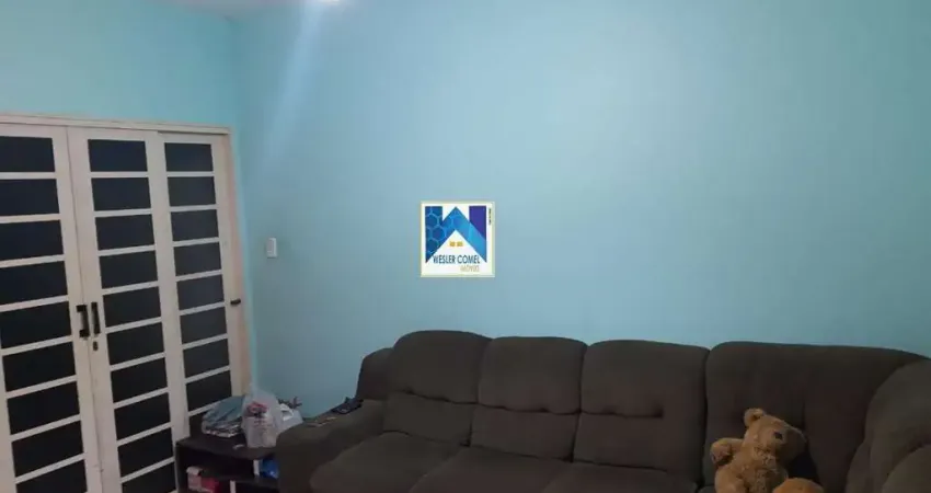 Com 3 dormitórios, possui 3 banheiros, 2 vagas de garagem, 1 sala.