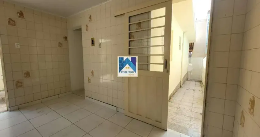 Acesso a casa tem escadas. garagem fica em baixo. proximidades: bares e restaurantes, escola, farmácia, shopping center,