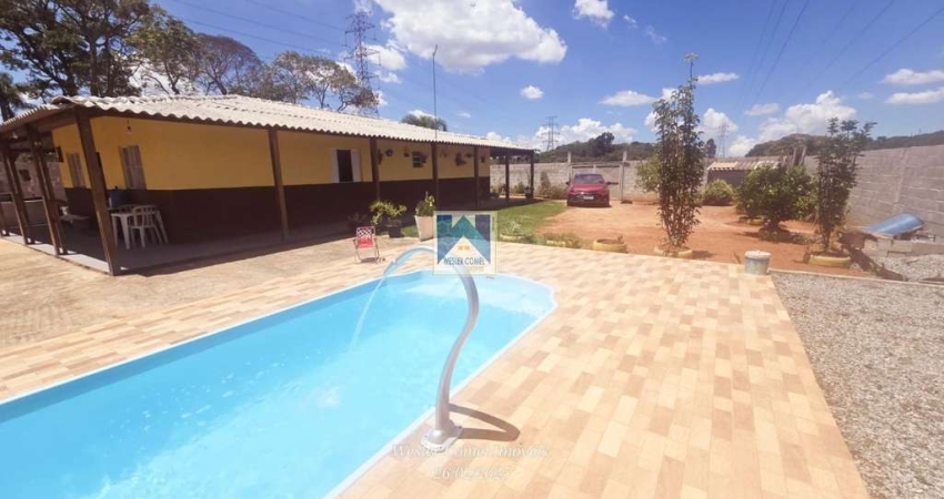 Com 3 dormitórios, possui 1 banheiro, 4 vagas de garagem, 1 sala, Área Total de 1.400,00 m².