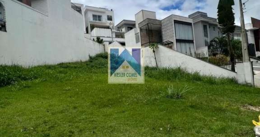 Imagine ter a oportunidade de investir em um terreno localizado em uma das regiões mais promissoras de Mogi das Cruzes, o Residencial Mosaico da Serra. Este lote de 300 m² está si